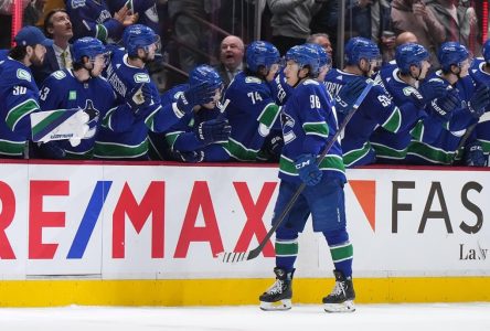 Kuzmenko réalise un doublé et les Canucks s’imposent 4-2 contre l’Avalanche