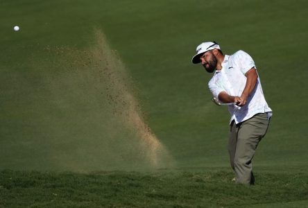 Morikawa builds 2-shot lead going to weekend at Kapalua