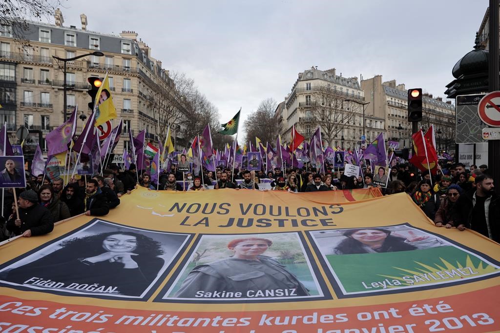 Des milliers de Kurdes manifestent à Paris à la mémoire de victimes d’attentats