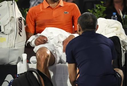 Tennis: Malgré une blessure à une jambe, Djokovic passe en finale à Adélaïde