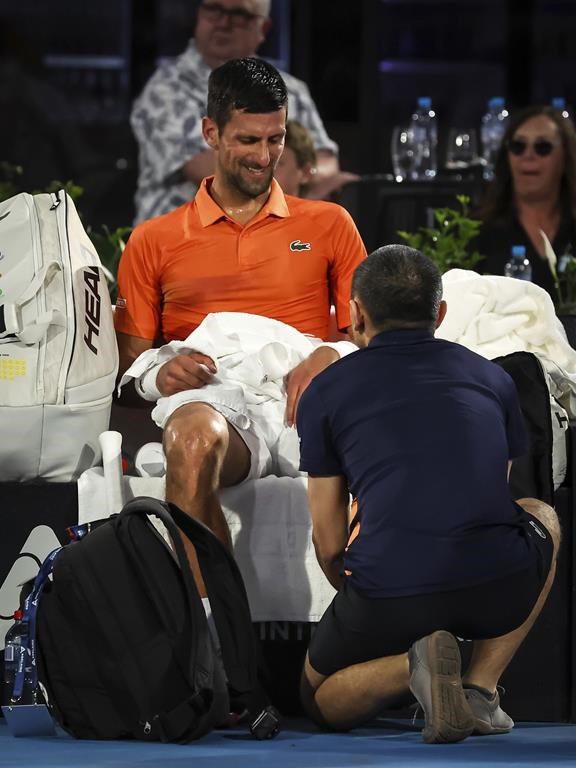 Tennis: Malgré une blessure à une jambe, Djokovic passe en finale à Adélaïde