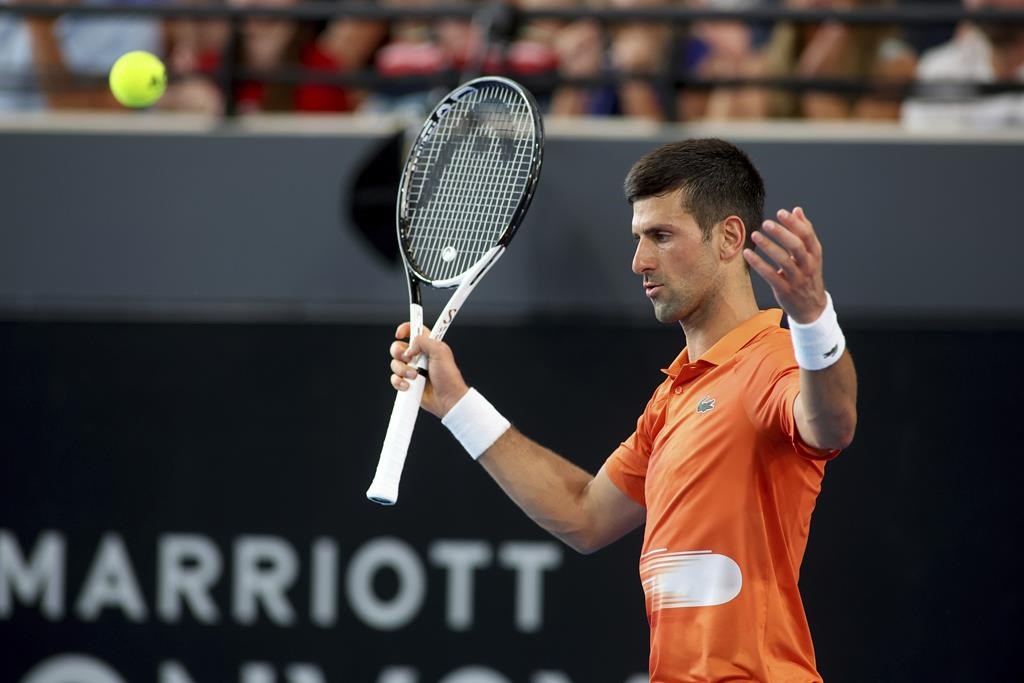 Novak Djokovic vient difficilement à bout de Sebastian Korda en finale à Adélaïde