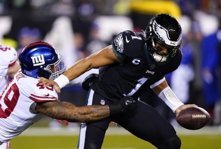 Hurts effectue son retour au jeu et les Eagles terminent au 1er rang de la Nationale