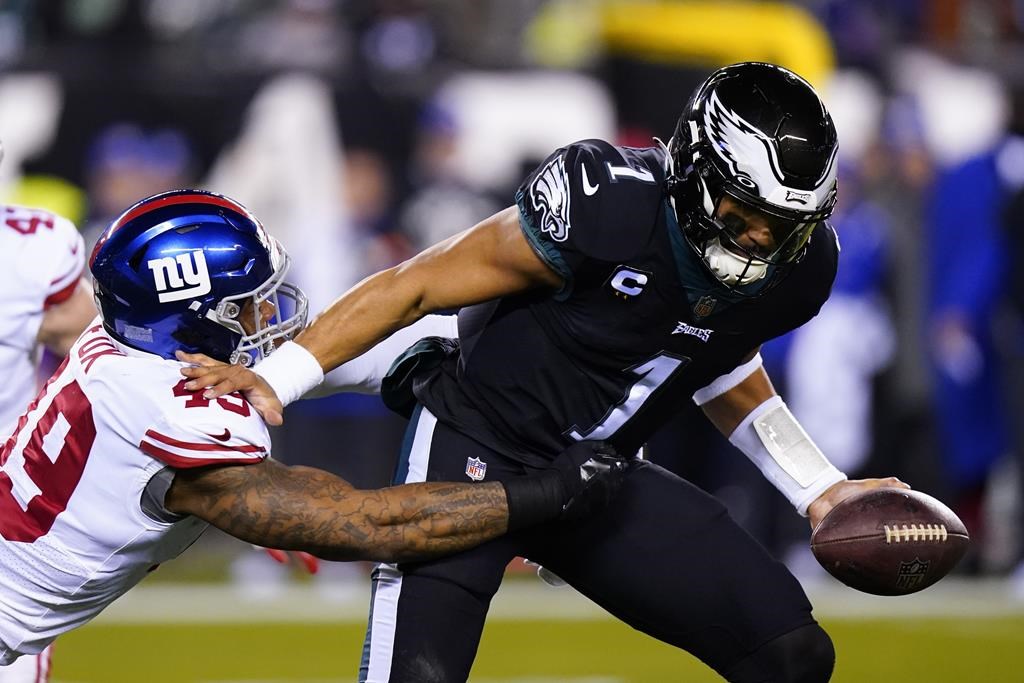 Hurts effectue son retour au jeu et les Eagles terminent au 1er rang de la Nationale