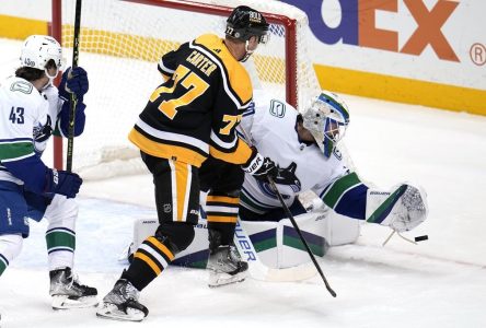 Grâce aux quatre points de Malkin, les Penguins battent les Canucks 5-4