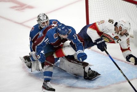 Les Panthers laissent filer une avance de trois buts mais battent l’Avalanche 5-4