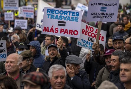 Des agriculteurs protestent en Espagne contre le seuil écologique du fleuve Tage