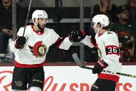 Les Sénateurs battent les Coyotes 5-3; un but et une passe pour DeBrincat