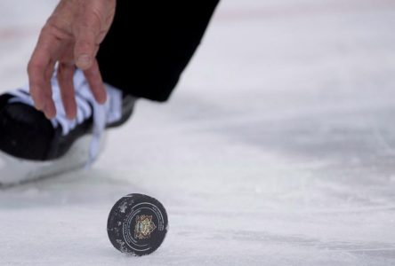 Un entraîneur de hockey mineur suspendu 10 ans pour avoir frappé un jeune joueur