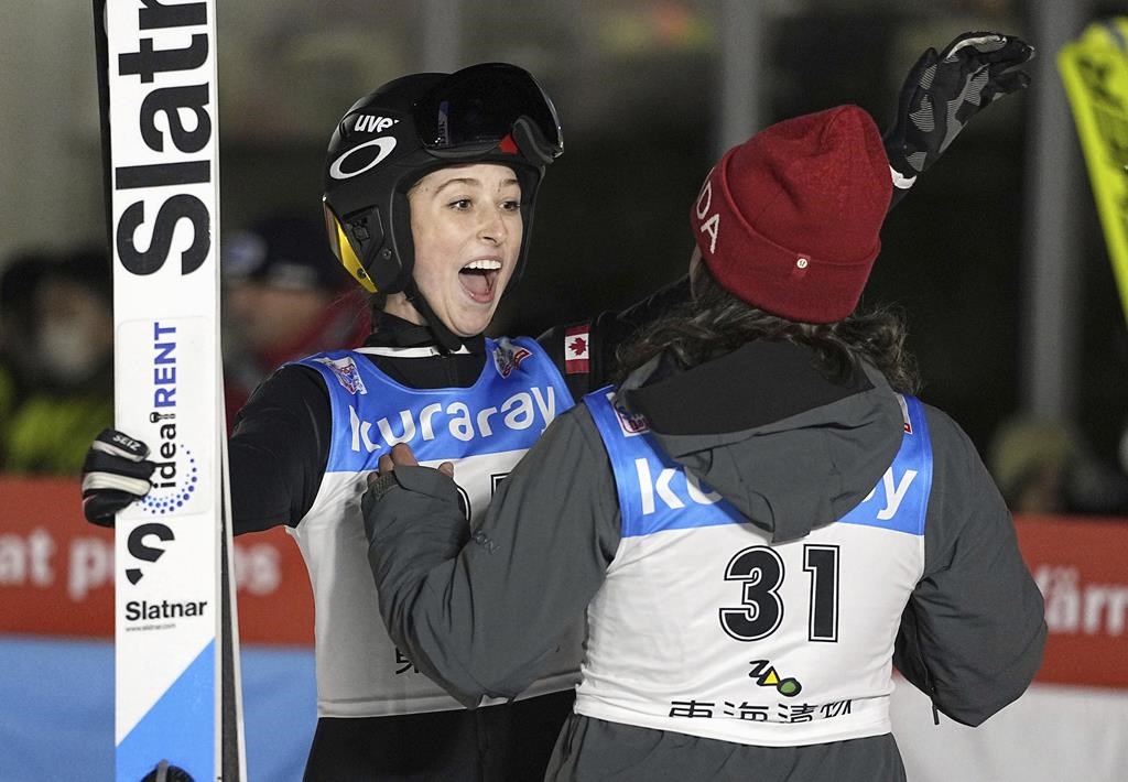 Saut à skis en équipe: Loutitt et Strate permettent au Canada de se classer quatrième