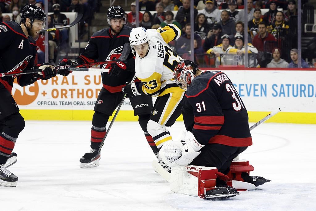 Chatfield obtient le but clé dans une victoire de 2-1 des Hurricanes