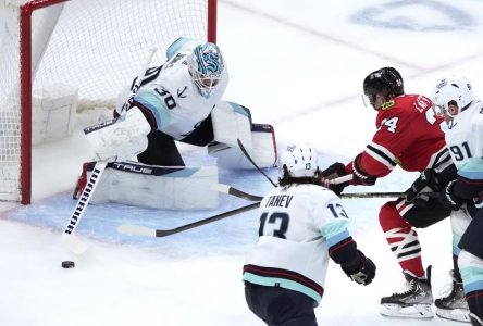 Jared McCann obtient un tour du chapeau et le Kraken bat les Blackhawks 8-5