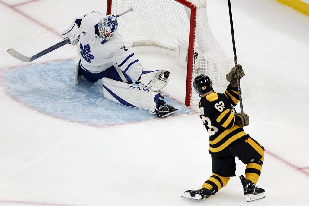 Grzelcyk marque tard en troisième période et offre une victoire de 4-3 aux Bruins