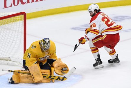 Saros bloque 38 rondelles et les Predators prennent la mesure des Flames 2-1