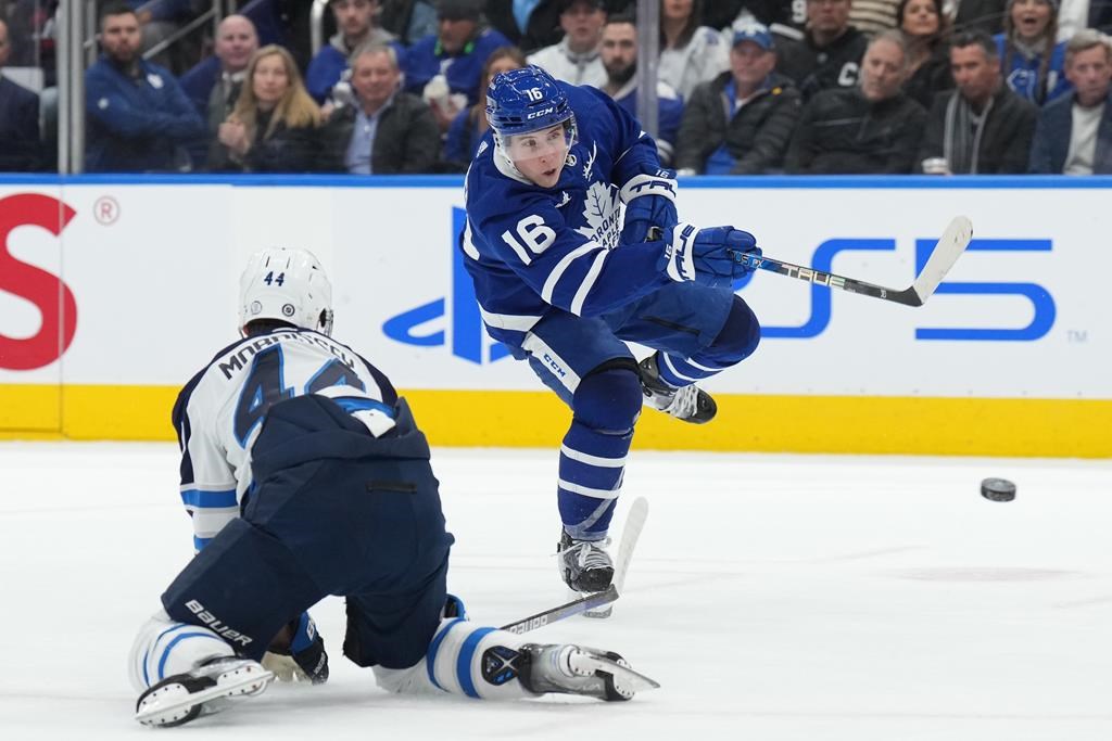 Matthews et Samsonov mènent les Leafs à un gain de 4-1 contre les Jets