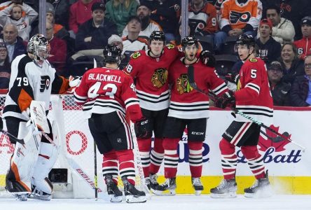 Jonathan Toews et les Blackhawks mettent fin à une longue disette à Philadelphie