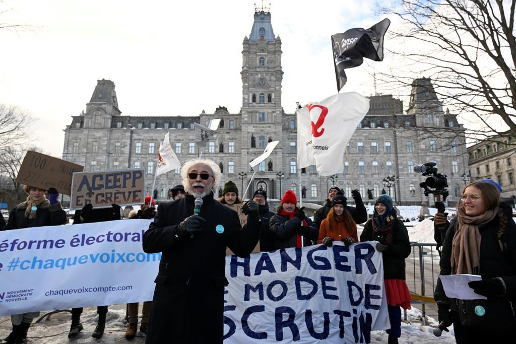 Réforme du mode de scrutin: «n’abusez pas la population», dit Charbonneau à Legault