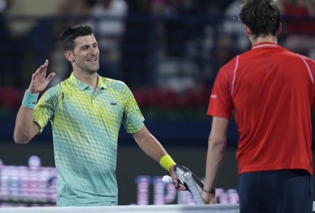 Medvedev freine la série de victoires de Djokovic à 20 en demi-finale à Dubaï