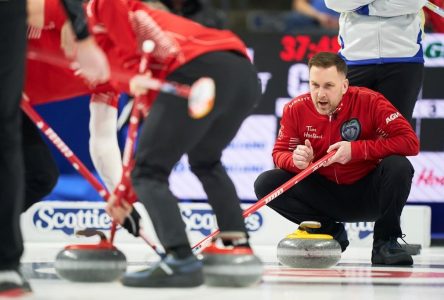 Le champion en titre Brad Gushue remporte son premier match au Brier