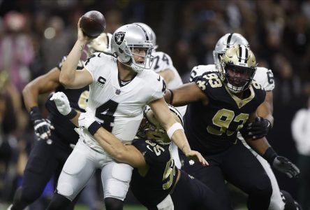 Le quart-arrière Derek Carr signe un contrat de quatre ans avec les Saints