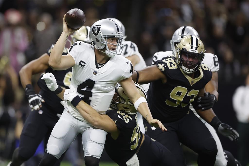 Le quart-arrière Derek Carr signe un contrat de quatre ans avec les Saints