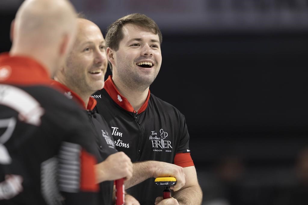 Championnat canadien de curling: un duo père-fils qui a du succès pour l’Ontario