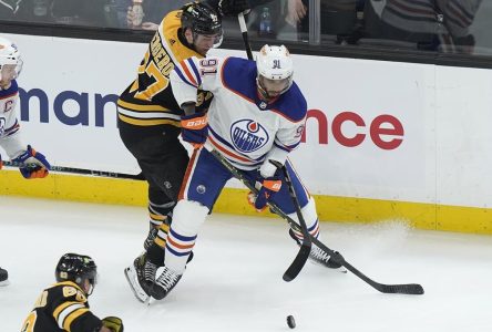 Connor McDavid quitte en fin de match lors de la victoire des Oilers face aux Bruins