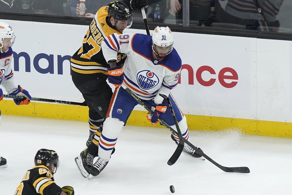 Connor McDavid quitte en fin de match lors de la victoire des Oilers face aux Bruins