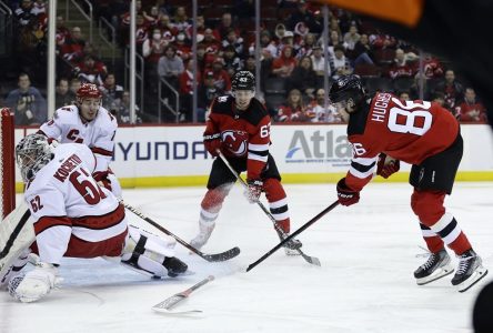 Vitek Vanecek stoppe 32 tirs et les Devils blanchissent les Hurricanes 3-0