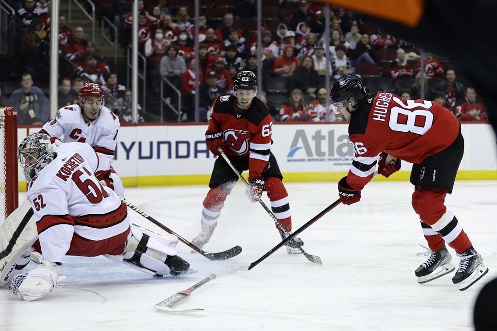 Vitek Vanecek stoppe 32 tirs et les Devils blanchissent les Hurricanes 3-0