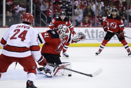 Vanecek et les Devils blanchissent les Hurricanes 3-0