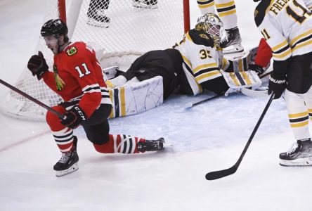 Raddysh assomme les Bruins avec trois buts à Chicago, dans un gain de 6-3 des Hawks