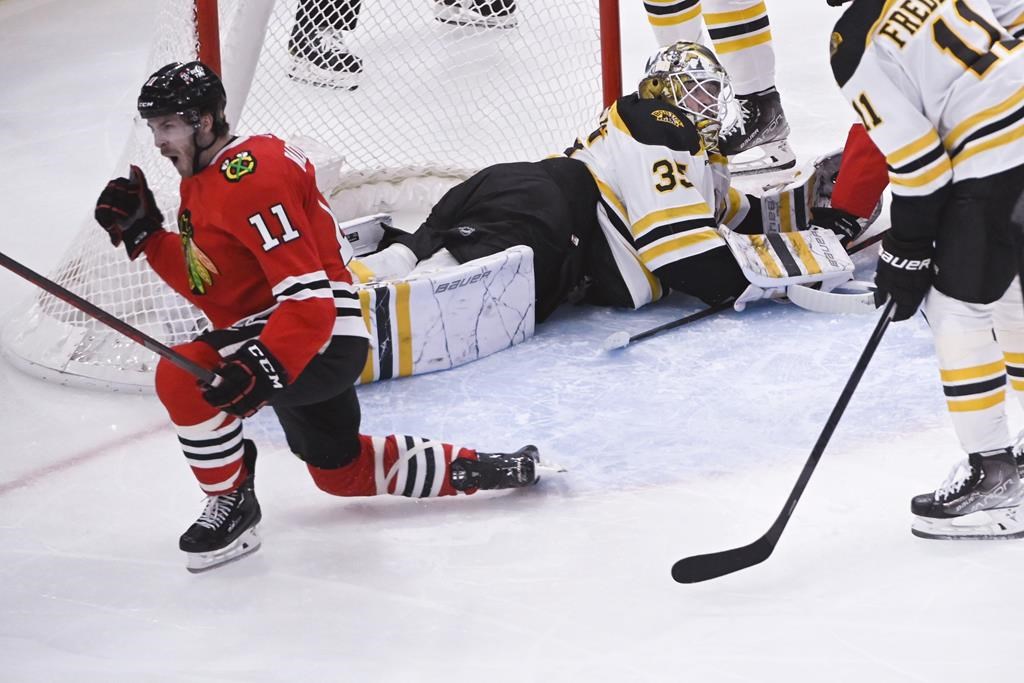 Raddysh assomme les Bruins avec trois buts à Chicago, dans un gain de 6-3 des Hawks