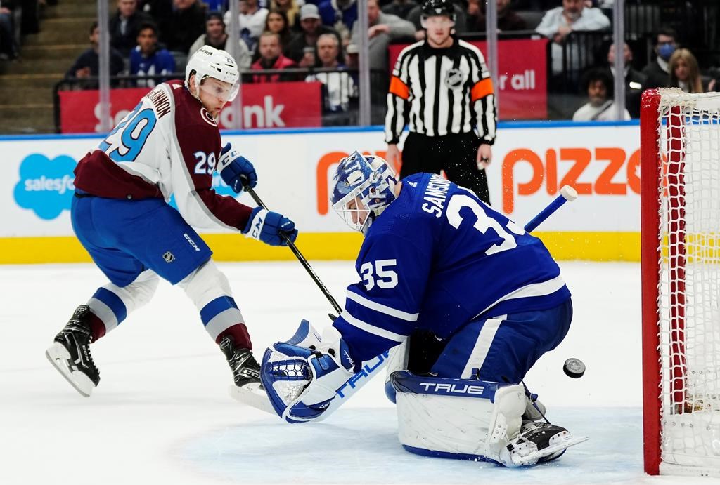 MacKinnon aide l’Avalanche à battre les Maple Leafs 2-1 en fusillade