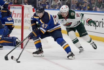 Hartman marque deux buts, Binnington est expulsé et le Wild gagne 8-5