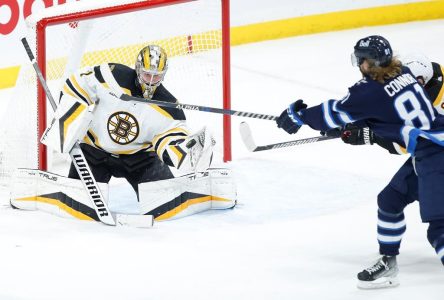 Jeremy Swayman bloque 35 tirs et les Bruins gagnent 3-0 à Winnipeg