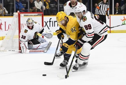 Stalock brille dans une victoire des Blackhawks à Nashville, 2 à 1