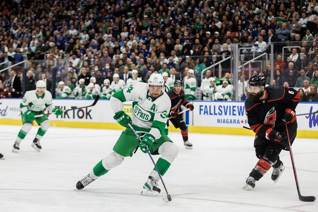 Aston-Reese marque deux buts dans la victoire des Maple Leafs contre les Hurricanes