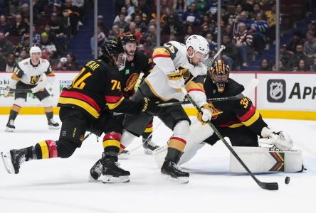 Les Golden Knights l’emportent 4-3 contre les Canucks et trônent au sommet de l’Ouest