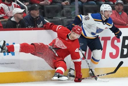 Samuel Blais réussit un septième but pour les Blues, qui l’emportent 4-3