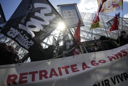 Les employés du musée du Louvre participent au mouvement de grève et forcent sa fermeture