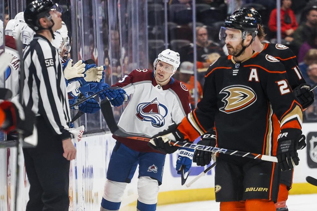 MacKinnon propulse l’Avalanche vers une victoire de 5-1 contre les Ducks