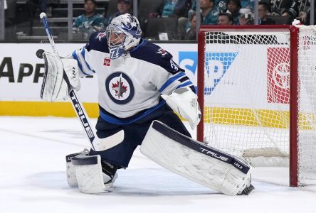 James Reimer stoppe 41 tirs dans une victoire des Sharks de San Jose