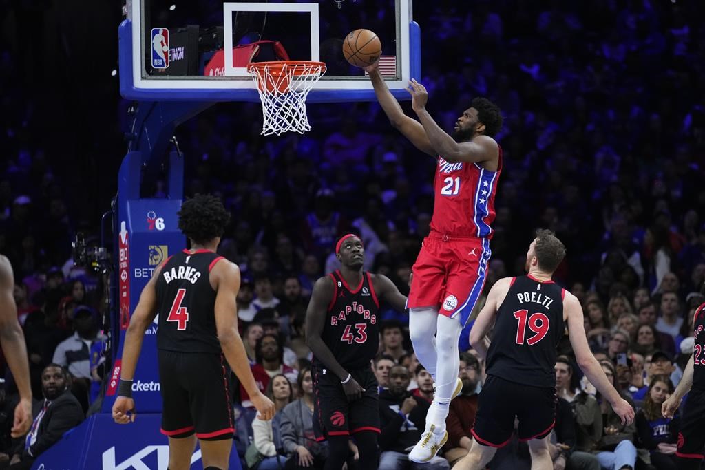 Embiid inscrit 25 points et les Sixers battent les Raptors, 117-110