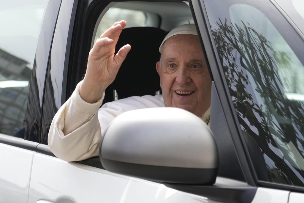 Le pape François reçoit son congé de l’hôpital et sera à la messe de dimanche