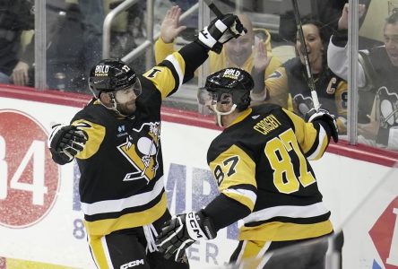 Pastrnak enregistre un tour du chapeau et les Bruins défont les Penguins 4-3