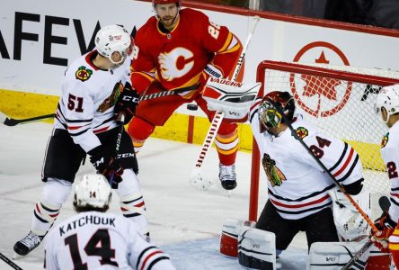 Les Blackhawks mettent fin à leur séquence de défaites et battent les Flames 4-3