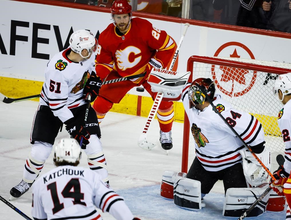 Les Blackhawks mettent fin à leur séquence de défaites et battent les Flames 4-3