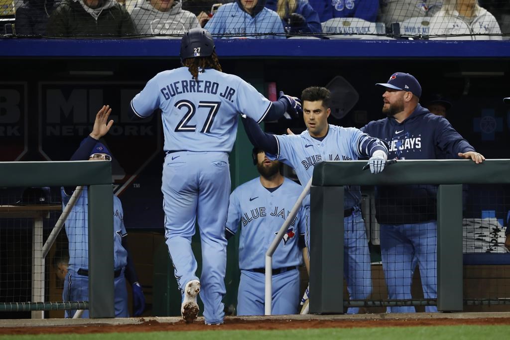 Manoah lance, Guerrero fils frappe et les Blue Jays blanchissent les Royals 3-0