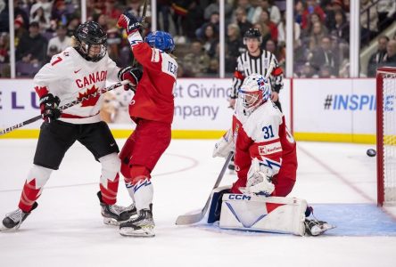 Poulin inscrit un 100e but avec le Canada, dans un gain de 5-1 de l’unifolié